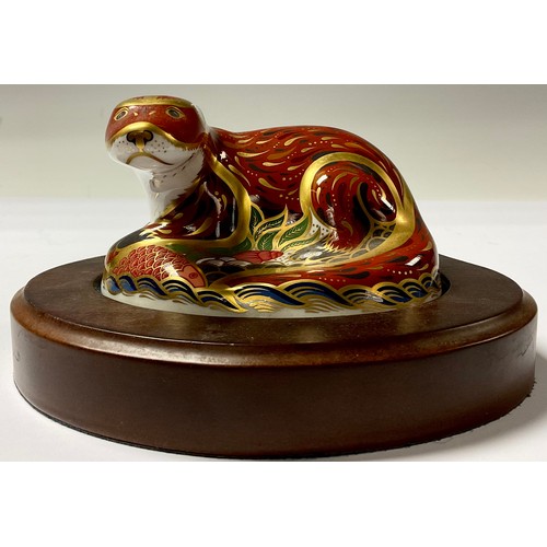 67 - A Royal Crown Derby paperweight, Otter, specially commissioned by The Guild of China & Glass Retaile... 