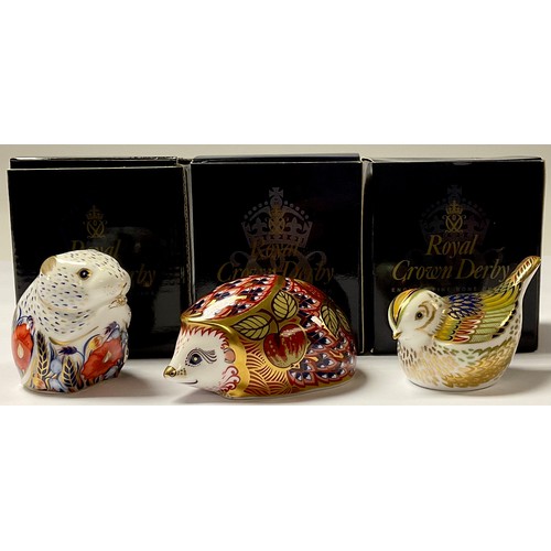 134 - A Royal Crown Derby paperweight, Orchard Hedgehog, Collector's Guild exclusive, gold stopper, boxed;... 