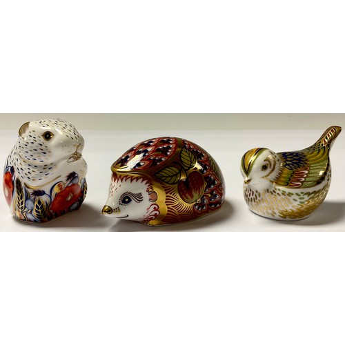 134 - A Royal Crown Derby paperweight, Orchard Hedgehog, Collector's Guild exclusive, gold stopper, boxed;... 