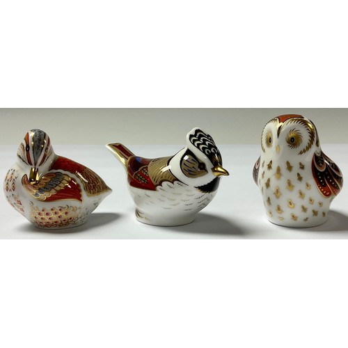 135 - A Royal Crown Derby paperweight, Collector's Guild Member's Pack, Crested Tit, gold stopper, boxed; ... 