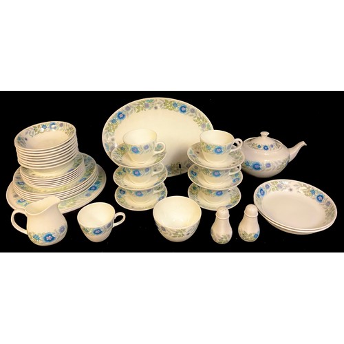 137 - A Wedgwood Clementine pattern tea and dessert service for six comprising dessert plates, dessert bow... 