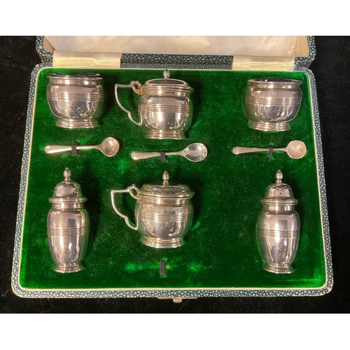 151 - A George V silver six piece cruet set, comprising pair of salt, pair of pepper pots, pair of mustard... 