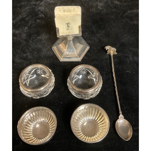 159 - A silver desk calendar, Chester 1912; a pair of silver table salts, Sheffield 1904; a pair of clear ... 