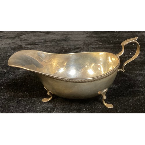 160 - A George III style silver sauce boat, Birmingham 1911, 139g