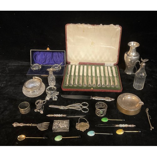 170 - A set of twelve silver hafted butter knives, Sheffield 1910, cased; a silver ashtray, marked 925; a ... 