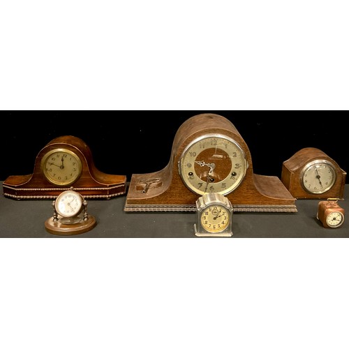 An oak Westminster chime mantel clock, Arabic numerals, twin winding