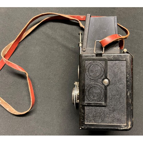 452 - A German Voigtländer Brillant Camera with neck strap and leather carrying case marked 