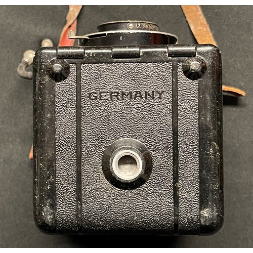 452 - A German Voigtländer Brillant Camera with neck strap and leather carrying case marked 