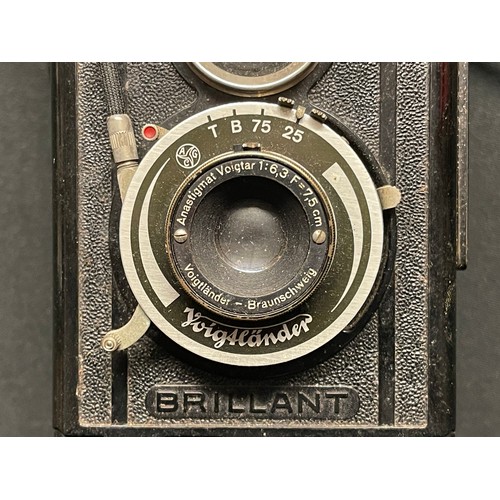 452 - A German Voigtländer Brillant Camera with neck strap and leather carrying case marked 