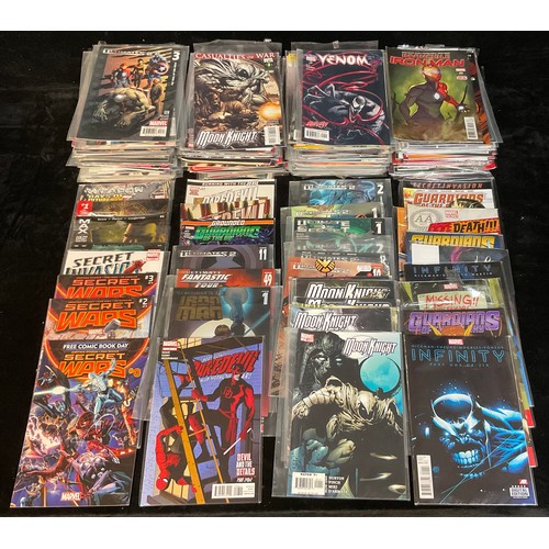 464 - Comics - a large collection of mixed Marvel Comics. Various titles including: Daredevil, Moon Knight... 