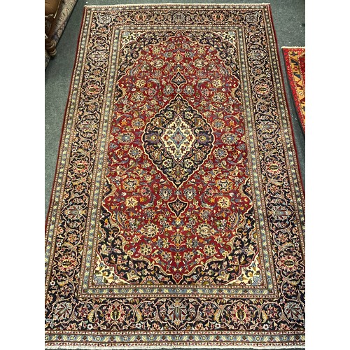 81 - A central Persian Kashan carpet, hand-knotted, 330cm x 200cm