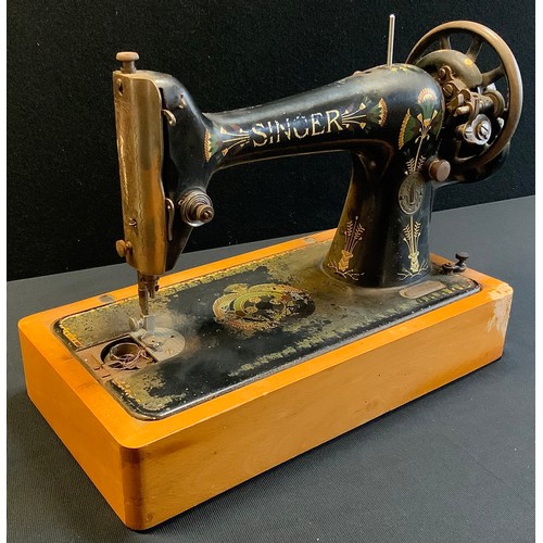 236 - A Singer lotus pattern sewing machine, model F58C7326,c1904