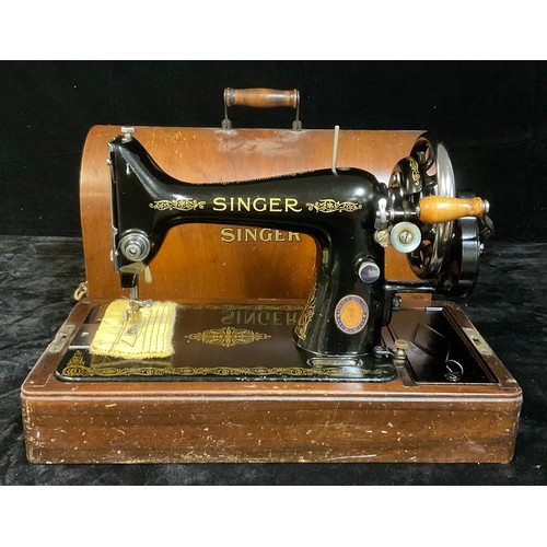 127 - An early 20th century Singer hand cranked sewing machine, serial  number EG04439, cased