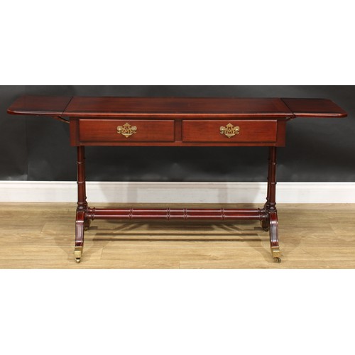 224 - An American mahogany sofa table, by Hammary, Lenoir, North Carolina, 69.5cm high, 106cm opening to 1... 