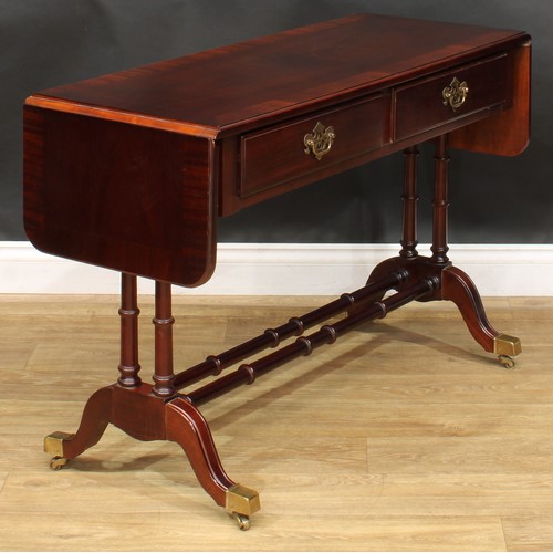 224 - An American mahogany sofa table, by Hammary, Lenoir, North Carolina, 69.5cm high, 106cm opening to 1... 