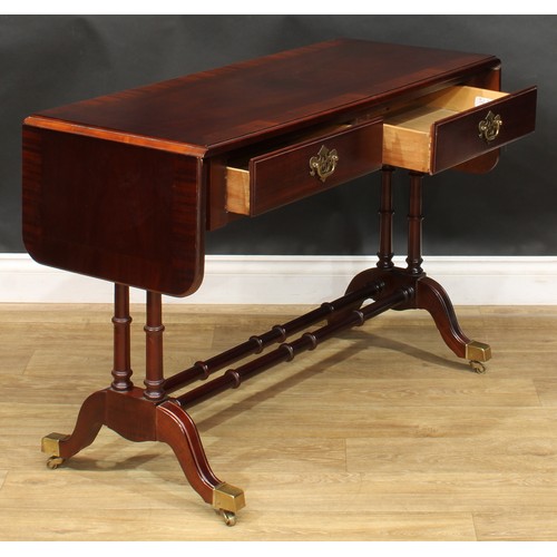 224 - An American mahogany sofa table, by Hammary, Lenoir, North Carolina, 69.5cm high, 106cm opening to 1... 