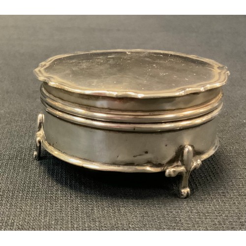 400 - A George V silver shaped circular dressing table trinket box, Birmingham 1912