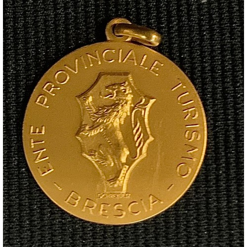 508 - A yellow metal Ente Provinciale Turisimo Brescia pendant, stamped 750, 10g