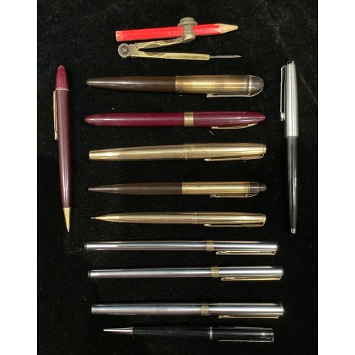 87 - An Eversharp Skyline type fountain pen with 14k gold nib, an accompanying Eversharp retractable penc... 