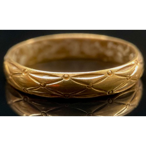 442 - An 18ct gold wedding band, cast body, 3.1g gross