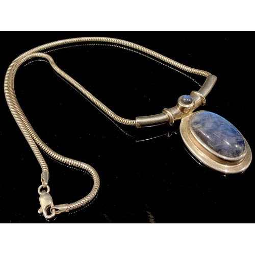 461 - A blue stone silver necklace