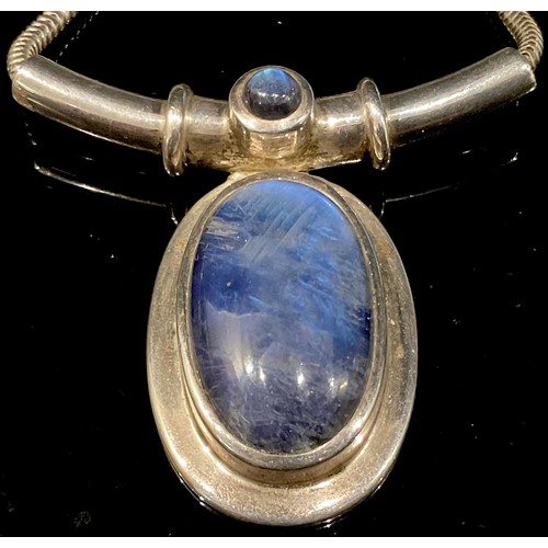 461 - A blue stone silver necklace