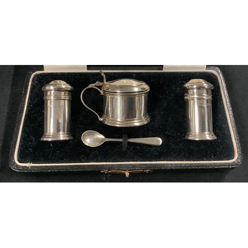 205 - A George V silver three piece cruet set, salt pepper and mustard pot, with silver condiment spoon, 2... 