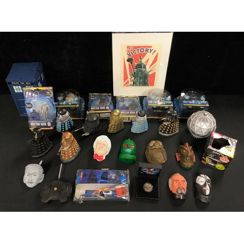 268 - Toys & Juvenalia, Sci-Fi Interest, Doctor Who - a collection of boxed and unboxed Doctor Who toys an... 