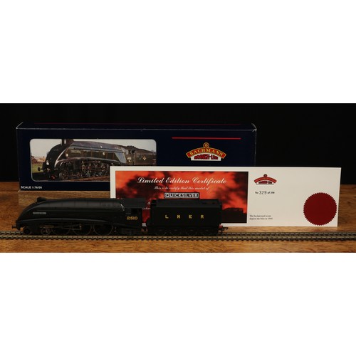 6093 - Bachmann Branch-Line OO Gauge 31-962 LNER Class A4 4-6-2 'Quicksilver' locomotive and eight wheel te... 