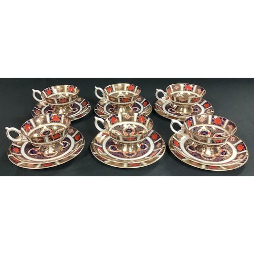 165 - A set of six Royal Crown Derby Imari 1128 pattern teacups, saucers and tea plates, first quality, pr... 