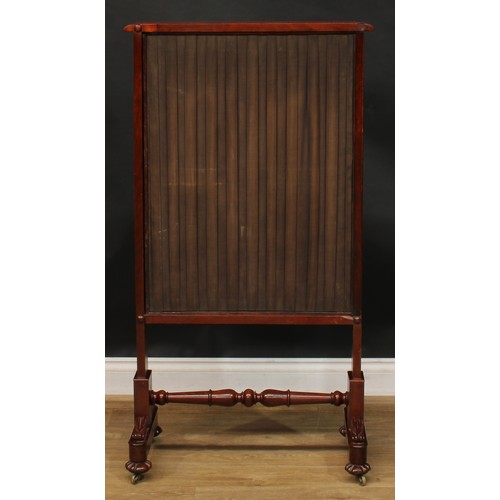 2307 - A William IV mahogany extendable fire screen, 121.5cm high, 66cm wide, the banner 56cm wide, c.1835