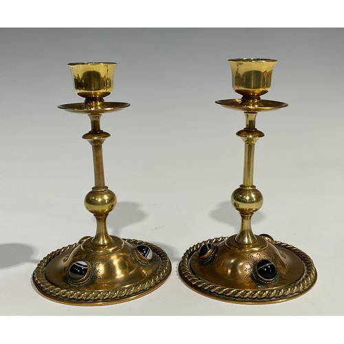 2534 - A pair of Victorian brass candlesticks, knop stem, domed spreading circular base set with banded aga... 