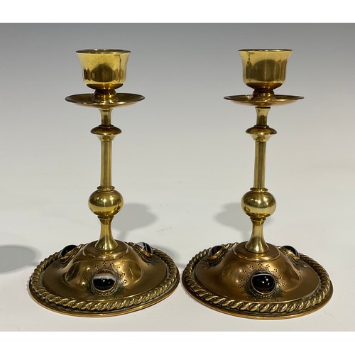 2534 - A pair of Victorian brass candlesticks, knop stem, domed spreading circular base set with banded aga... 