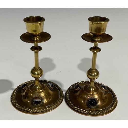 2534 - A pair of Victorian brass candlesticks, knop stem, domed spreading circular base set with banded aga... 