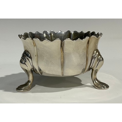 1064 - A silver bonbon dish, as a stylised flowerhead, three splayed feet, 4.7cm high, R & S Garrard, Londo... 