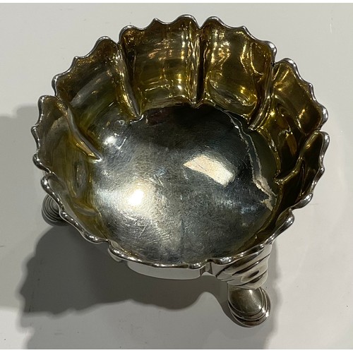 1064 - A silver bonbon dish, as a stylised flowerhead, three splayed feet, 4.7cm high, R & S Garrard, Londo... 