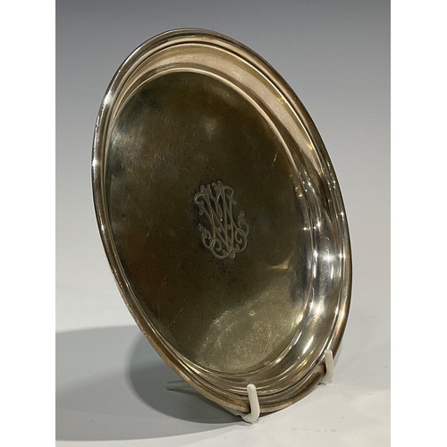 891 - A George I/II silver circular waiter, quite plain, William Paradise, London 1727, monogrammed