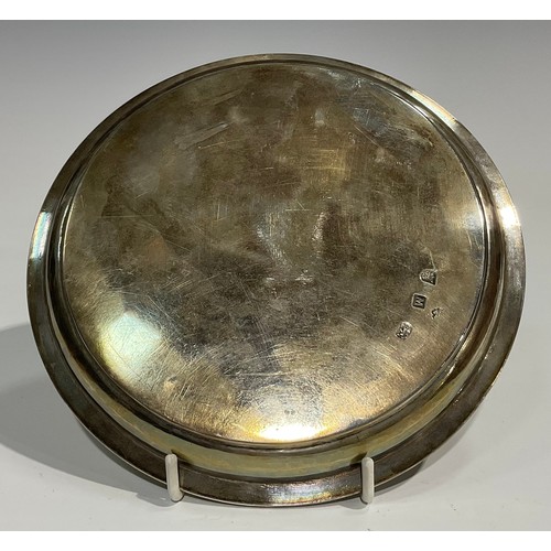 891 - A George I/II silver circular waiter, quite plain, William Paradise, London 1727, monogrammed