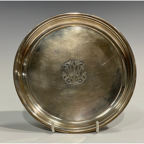 891 - A George I/II silver circular waiter, quite plain, William Paradise, London 1727, monogrammed