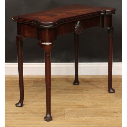 1731 - A George II Irish red walnut and mahogany card table, hinged top enclosing a baize lined playing sur... 