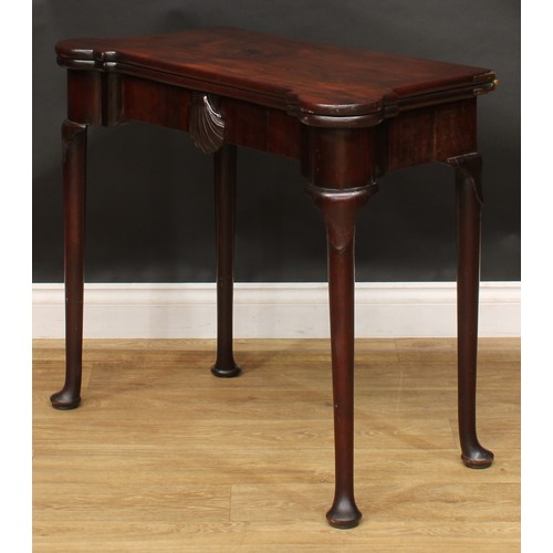 1731 - A George II Irish red walnut and mahogany card table, hinged top enclosing a baize lined playing sur... 