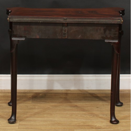 1731 - A George II Irish red walnut and mahogany card table, hinged top enclosing a baize lined playing sur... 