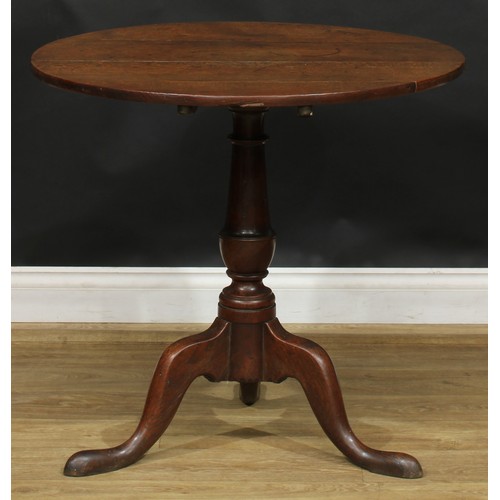 2121 - A George III oak tripod occasional table, circular tilting top, turned column, cabriole legs, pad fe... 