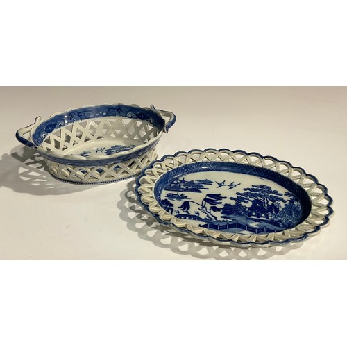 104 - An English Staffordshire pearlware Willow pattern openwork chestnut basket on stand, blue and white ... 