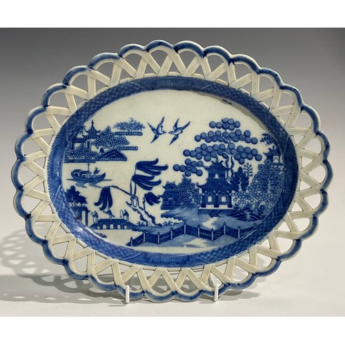 104 - An English Staffordshire pearlware Willow pattern openwork chestnut basket on stand, blue and white ... 