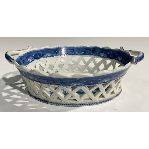 104 - An English Staffordshire pearlware Willow pattern openwork chestnut basket on stand, blue and white ... 