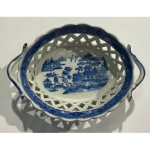 104 - An English Staffordshire pearlware Willow pattern openwork chestnut basket on stand, blue and white ... 