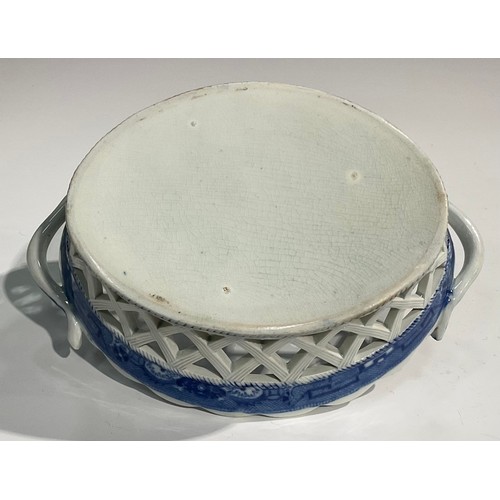 104 - An English Staffordshire pearlware Willow pattern openwork chestnut basket on stand, blue and white ... 