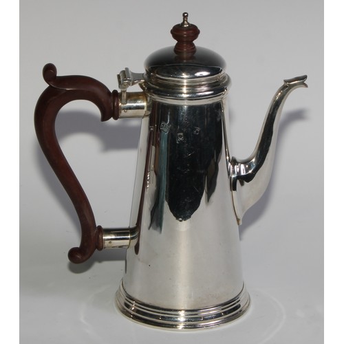 1069 - A silver spreading cylindrical coffee pot and hot water jug, in George I style, domed cover, composi... 