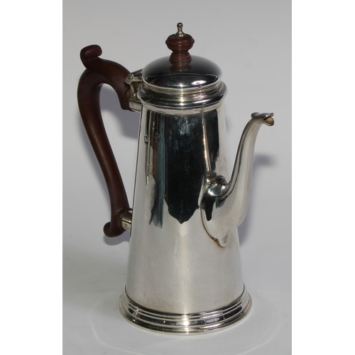 1069 - A silver spreading cylindrical coffee pot and hot water jug, in George I style, domed cover, composi... 